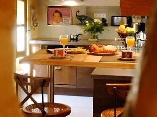La Maison Des Poetes & Spa Apartment *